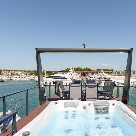 Pearl Infinity Luxury Floating House 아파트